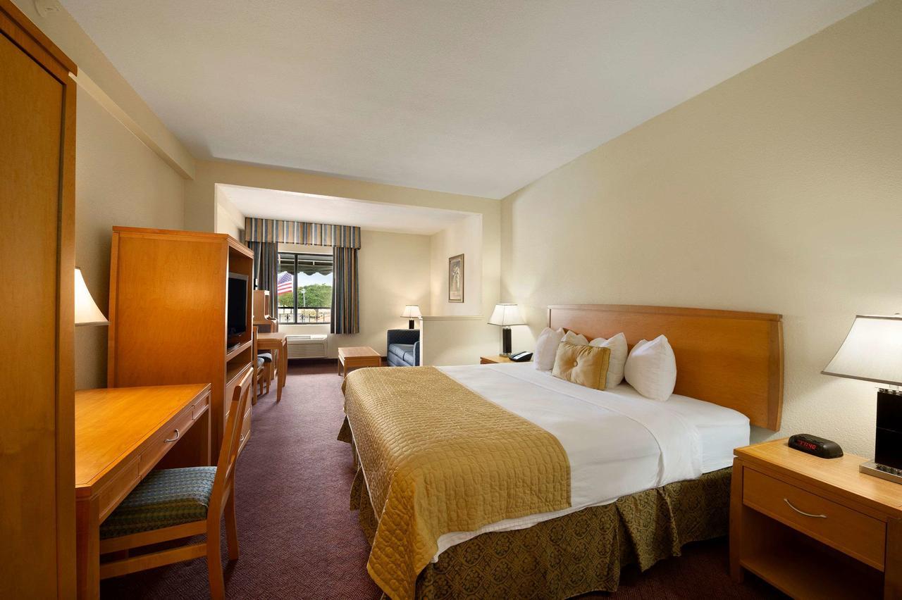 Ramada By Wyndham Kissimmee Downtown Hotel Esterno foto